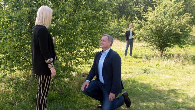 Bild: ARD/Nicole Manthey Amelie (Lara-Isabelle Rentinck) und Torben (Joachim Kretzer) bemerken nicht, dass sie von Carsten Witte (Alexander Jaschik) beobachtet werden.