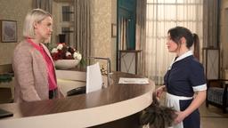 Amelie (Lara-Isabelle Rentinck) verdonnert Vivien (Anna Mennicken), den Preis für zwei Übernachtungen in der teuren Suite zu zahlen.