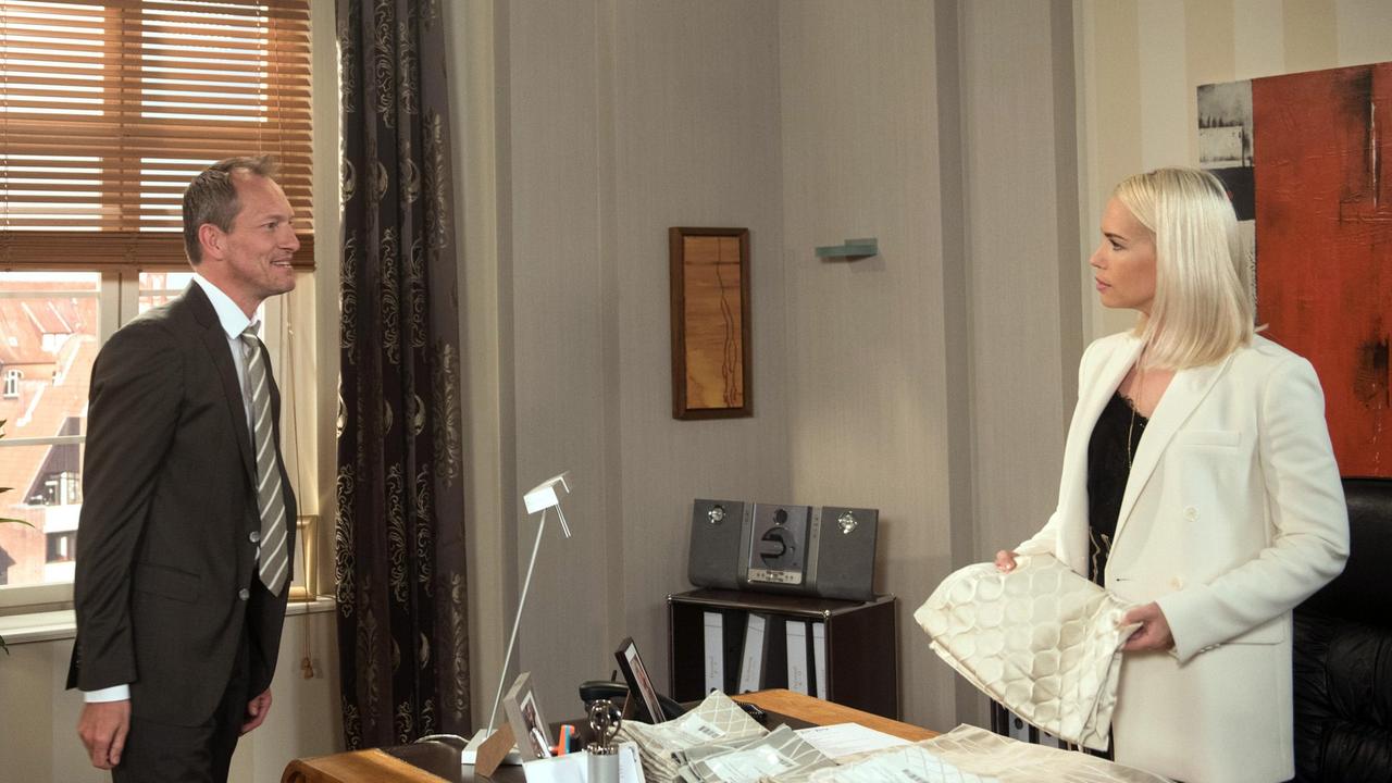Amelie (Lara-Isabelle Rentinck) verhandelt hart mit dem Hotelwäschevertreter Andreas Schröder (Herbert Schäfer).
