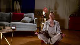 Amelie (Lara-Isabelle Rentinck) versucht, ihren Schmerz mit Meditation zu lindern.