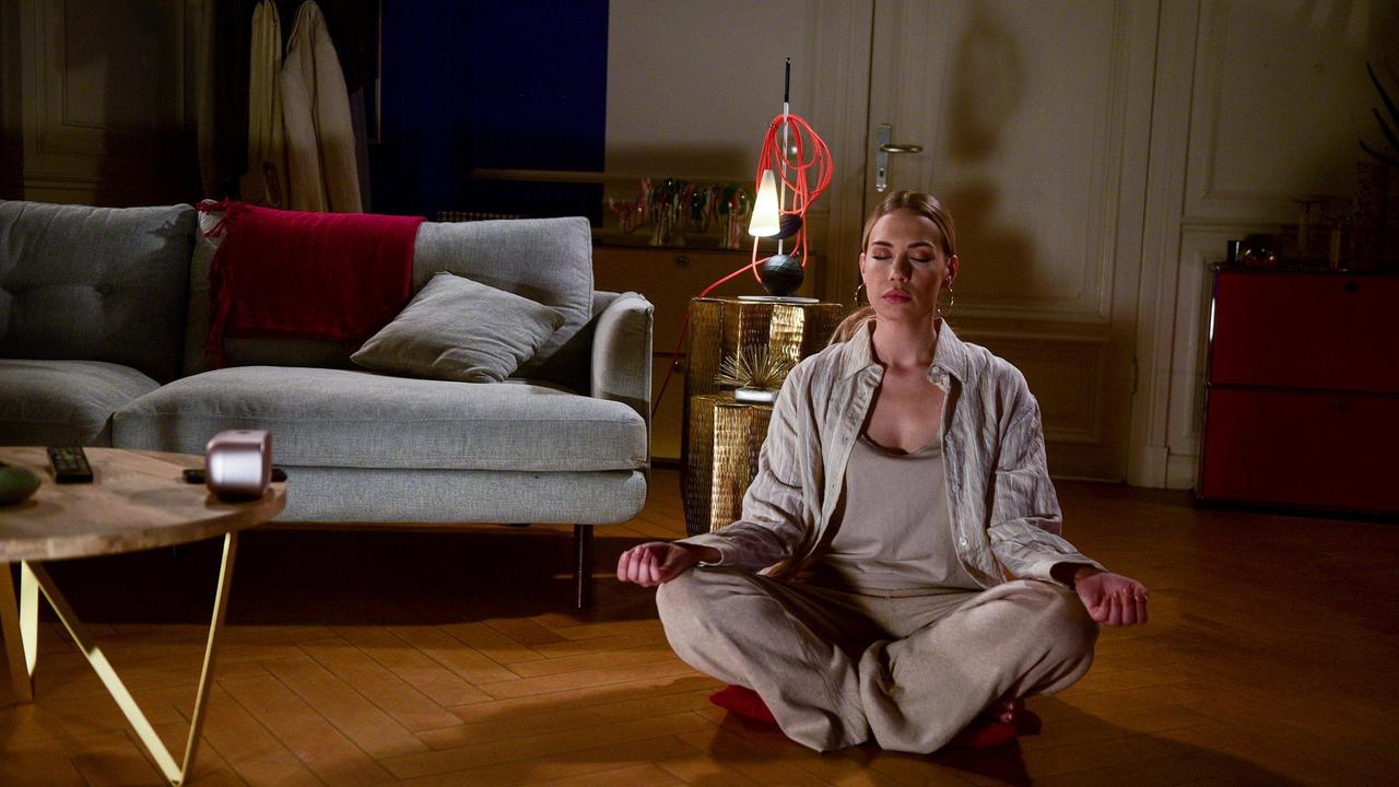 Amelie (Lara-Isabelle Rentinck) versucht, ihren Schmerz mit Meditation zu lindern.