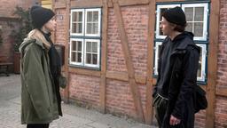 Amelie (Lara-Isabelle Rentinck) will nicht zugeben, dass sie den Sprayer Tristian (Anthony Paul) interessant findet.