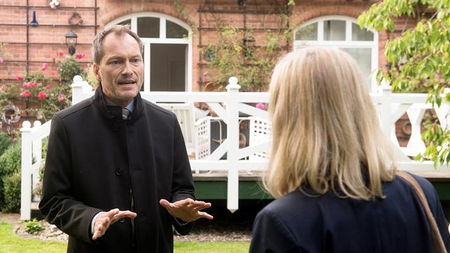 Bild: ARD/Nicole Manthey Andreas (Herbert Schäfer) verbietet Mona (Jana Hora-Goosmann) nach Lüneburg zu ziehen!