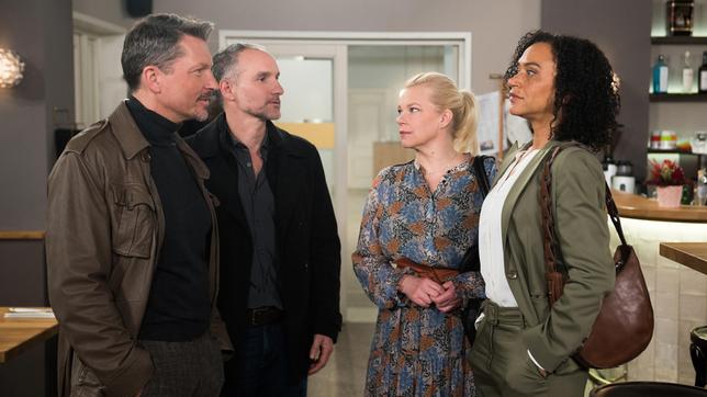 Anette (Sarah Masuch) ist sprachlos als sie erfährt, dass Ralf (Hardy Krüger) Staatsanwalt ist. Mit Mathias (Makke Schneider, 2 v.l) und Sandra (Theresa Hübchen, 2 v.r)
