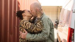 Anette (Sarah Masuch) kann nicht anders und küsst Malte (Marcus Bluhm) leidenschaftlich.