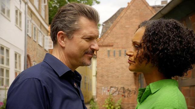 Bild: ARD Anette (Sarah Masud) muss sich zwischen Lüneburg und Lübeck entscheiden. Ralf (Hardy Krüger) bestärk sie darin, ihrem Herzen zu folgen.