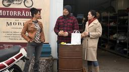 Anette (Sarah Masuch) teilt Ben (Hakim Michael Meziani) und Tina (Katja Frenzel) entschlossen mit, in den Lagerhallen neben Bens Werkstatt eine Zweigstelle ihrer Spedition aufzumachen.