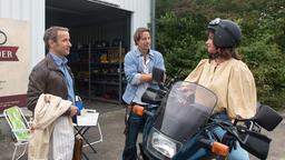Anke (Anne Brendler,	) ist gerührt, als Florian (Stefan Plepp) sie mit einer Probefahrt, auf einem von Bens (Hakim Michael Meziani) Motorrädern überrascht.