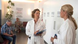 Anna (Anjorka Strechel) beklagt sich bei Britta (Jelena Mitschke), dass zu viele Patienten in die Notaufnahme kommen, die keine medizinischen Notfälle sind (mit Komparsen, h.).