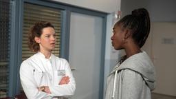Anna (Anjorka Strechel) erfährt von Malaika (Karmela Shako), dass Eliane mit dem Vater des Kindes im  Krankenhaus ist.