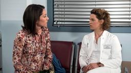 Anna (Anjorka Strechel) erzählt Eliane (Samantha Viana) von ihren Eindrücken, die sie bei der Verabschiedung eines "Jungreisenden" auf der Walz bekommen hat.