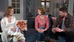 Anna (Anjorka Strechel) erzählt vor Eva (Andrea Lüdke) und Tilmann (Björn Bugri), dass Eteri die Operation ihres Vaters bezahlt hat.