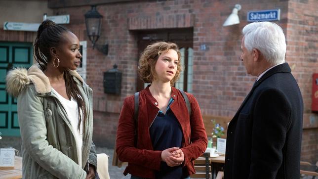 Anna (Anjorka Strechel) spricht Thomas (Gerry Hungbauer) wegen möglicher Spendengelder für Malaikas (Karmela Shako) Hüft-OP an.