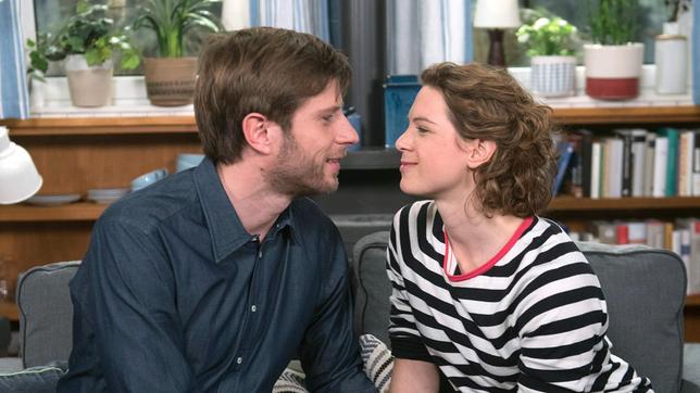 Bild: ARD/Nicole Manthey Anna (Anjorka Strechel) spürt, dass sie sich auf Christian (Marlon Putzke) verlassen kann.