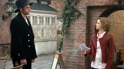 Anna (Anjorka Strechel) wird von Christian (Marlon Putzke) in Versuchung geführt, beim LG-Quiz zu betrügen.