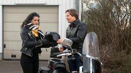 Anne (Caroline Kiesewetter) fügt sich erst in die Rock-Motorradtour, nachdem sie Ben (Hakim Michael Meziani) einen Gegengefallen abgerungen hat.
