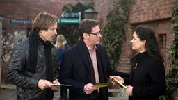 Anne (Caroline Kiesewetter) verteilt mit Ben (Hakim Michael Meziani) Flugblätter. Können sie Cornelius (Tom Mikulla) für ihre Initiative gewinnen?