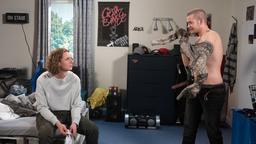 Anton (Jean-Luc Caputo) erfährt erschrocken, dass Pit (Gareth McGregor) womöglich für einen Job aus Lüneburg wegziehen wird.