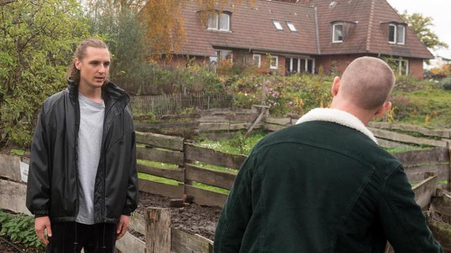 Anton (Jean-Luc Caputo) ist erleichtert, dass Pit (Gareth McGregor) auf seine Entschuldigung so locker reagiert.