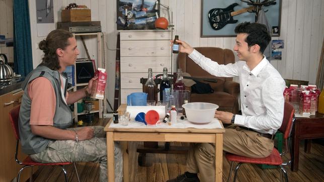 Bild: ARD/Nicole Manthey Anton (Jean-Luc Caputo) ist schwer beeindruckt von Freddy (Marco Valero) als diesem ein guter, billiger Ersatzwein gelingt