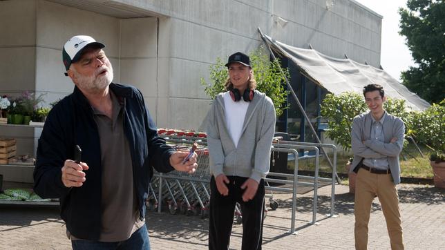 Anton (Jean-Luc Caputo) muss erschrocken feststellen, dass Walter (Ludger Burmann) die Haschkekse bereits gegessen hat (mit Marco Valero).