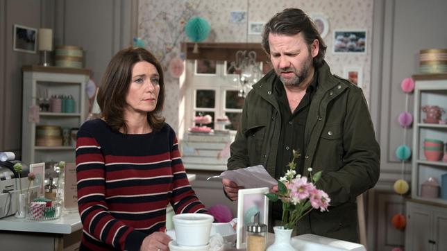 Bild: ARD/Nicole Manthey Arne (Christian Rudolf) ist tief getroffen, als er Helens (Patricia Schäfer) Liebesbrief an Peer findet.