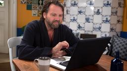 Arne (Christian Rudolf) setzt mit Genugtuung die Website des Cupcake-Ladens offline.