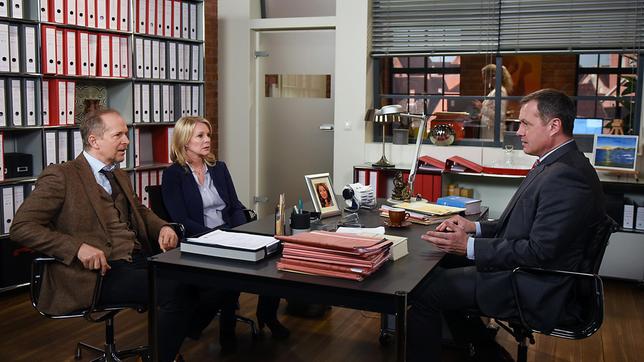 Bild: ARD/Nicole Manthey Arthur (Jochen Horst, j.) und Nora (Anne Moll) sind perplex, als Torben (Joachim Kretzer) ihnen erklärt, dass sie nicht mehr verheiratet sind.
