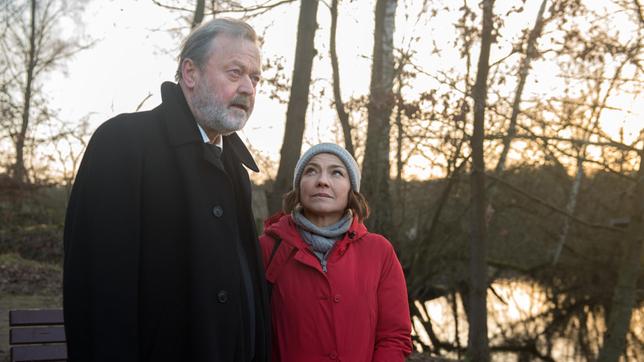 Bild: ARD/Nicole Manthey Astrid (Claudia Schmutzler) bedauert, dass es zwischen Bruno (Wolfgang Häntsch) und Alex zum Eklat gekommen ist.