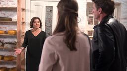 Astrid (Claudia Schmutzler) erfährt durch Henning (Herbert Ulrich) und Judith (Katrin Ingendoh), dass sie ihren Laden schließen muss.