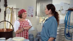 Astrid (Claudia Schmutzler) erklärt Tina (Katja Frenzel), dass sie es sich einfacher vorgestellt hat, Käse aus Yak-Milch herzustellen.