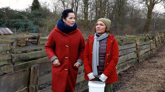 Bild: ARD/Nicole Manthey Astrid (Claudia Schmutzler) ist Tina (Katja Frenzel) dankbar, dass sie im Streit mit Pia an ihrer Seite steht.