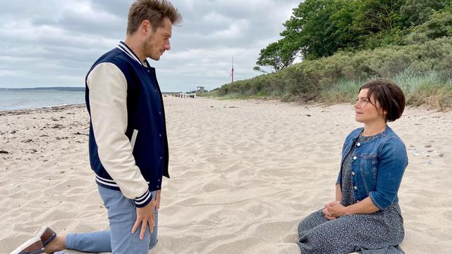 Bild: ARD/Nicole Manthey Astrid (Claudia Schmutzler) ist überglücklich, als Alex (Philipp Oliver Baumgarten) ihr einen spontanen Heiratsantrag macht.