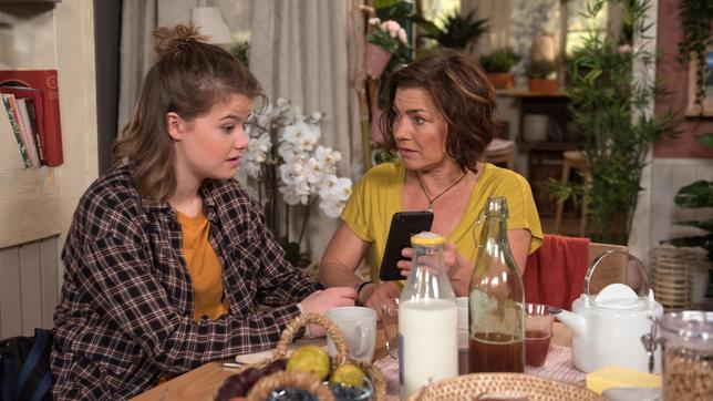 Bild: ARD/Nicole Manthey Astrid (Claudia Schmutzler) macht Pia (Clara Apel) klar, dass sie vorschnell gehandelt hat, als sie den E-Rollstuhl verkauft hat.