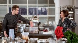 Astrid (Claudia Schmutzler) und Alex (Philipp Oliver Baumgarten) wollen ihre Liebe vorerst geheim halten.