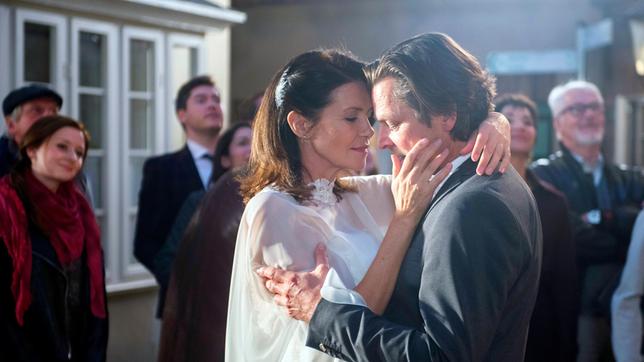 Auf dem Salzmarkt-Fest erleben Helen (Patricia Schäfer) und Peer (Jörg Pintsch) einen Moment, wie aus einer Traumhochzeit.