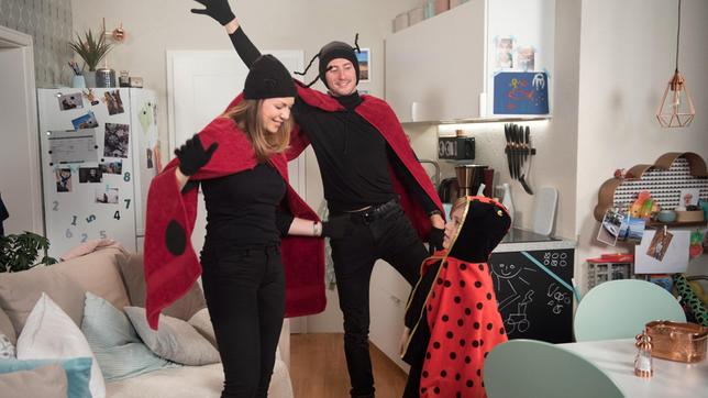 Bei dem Versuch, Oskar seine Rolle als Marienkäfer in der Ballettgruppe schmackhaft zu machen, kommen sich Judith (Katrin Ingendoh) und Alex (Philipp Oliver Baumgarten) wieder näher.