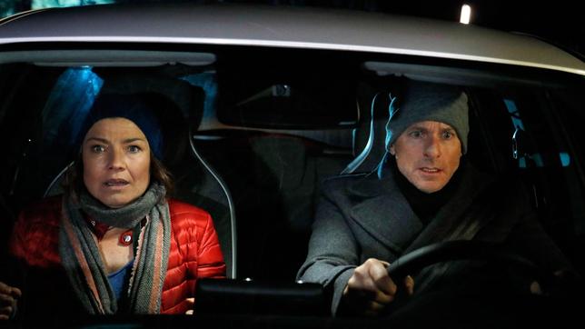 Bild: ARD/Nicole Manthey Bei einer Autofahrt mit Astrid (Claudia Schmutzler) verliert Henning (Herbert Ulrich) die Kontrolle über den Wagen.