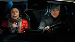 Bei einer Autofahrt mit Astrid (Claudia Schmutzler) verliert Henning (Herbert Ulrich) die Kontrolle über den Wagen.