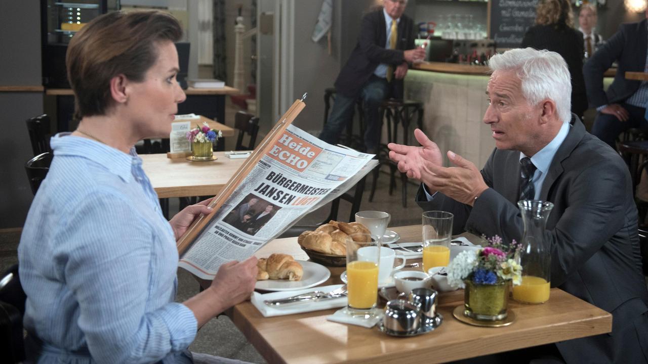 Beim Frühstück mit Jana (Jenny Jürgens) entdeckt Thomas (Gerry Hungbauer) erneut negative Schlagzeilen über sich im "Heide-Echo".