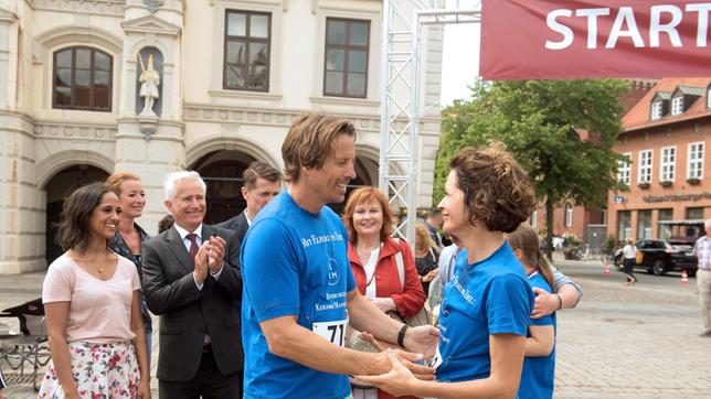 Beim Halbmarathon erweisen sich Sonja (Madeleine Niesche) und Ben (Hakim Michael Meziani) als ideales Team. (Im HG Maria Fuchs, Gerry Hungbauer, Wolfram Grandezka, Johanna Liebeneiner)