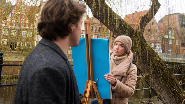 Bild: ARD/Nicole Manthey Beim Malen in der Altstadt von Lüneburg, sieht Amelie (Lara-Isabelle Rentinck) Tristan (Anthony Paul) plötzlich mit anderen Augen.
