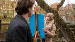 Beim Malen in der Altstadt von Lüneburg, sieht Amelie (Lara-Isabelle Rentinck) Tristan (Anthony Paul) plötzlich mit anderen Augen.