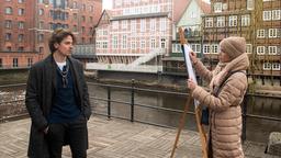 Beim Malen in der Altstadt von Lüneburg, sieht Amelie (Lara-Isabelle Rentinck) Tristan (Anthony Paul) plötzlich mit anderen Augen.