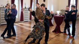 Beim Tango gelingt es Carla (Mari Fuchs) und Gregor (Wolfram Grandezka) zurück zu einem gemeinsamen Rhythmus zu finden (mit Komparsen).