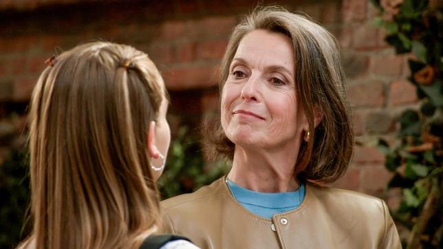 Bella (Alessia Mazzola) lernt auf dem Gut Victoria (Caroline Schreiber) kennen. Nach anfänglichen Startschwierigkeiten, entdecken die beiden immer mehr Gemeinsamkeiten.
