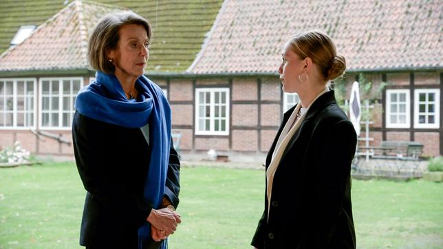 Bild: NDR/ARD/Studio Hamburg Serienwerft Bella (Alessia Mazzola) will ihren Fehler bei der Exposé-Erstellung wieder gut machen und sieht ihre Chance, als Victoria (Caroline Schreiber) nach einem Haus auf dem Salzmarkt sucht.