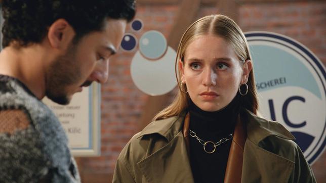Bella (Alessia Mazzola) wird von ihrem schlechten Gewissen gegenüber Elyas (Mehmet Daloğlua) geplagt. Sie will ihm die Wahrheit sagen, doch vorher muss sie ihm die Kündigung des Pachtvertrages aushändigen...