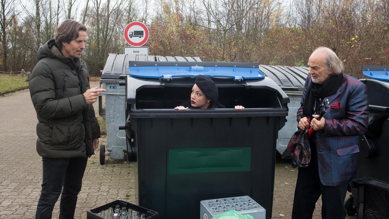 Ben (Hakim Michael Meziani) hilft Vivien (Anna Mennicken) und Hannes (Claus Dieter Clausnitzer) aus der Patsche, als diese beinahe beim Containern erwischt werden.