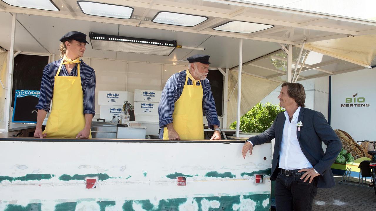 Ben (Hakim Michael Meziani) kann nur staunen, mit welcher Geschäftstüchtigkeit Walter (Ludger Burmann, M. mit Jean-Luc Caputo) sein Fisch-Problem gelöst hat.